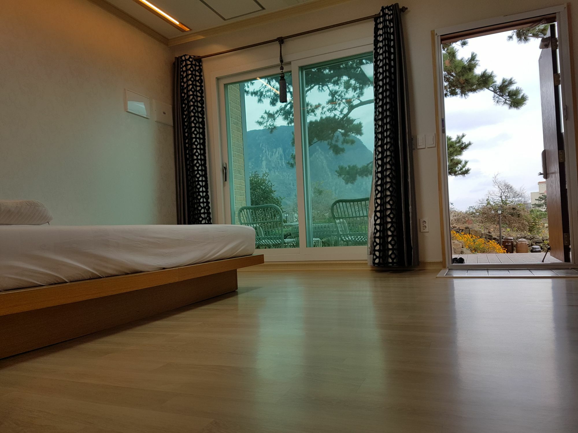 Wind Jeju Cafe & Pension Seogwipo Exterior foto